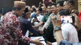 Suasana usai penandatanganan perjanjian perdamaian antara PT Gunung Aji Jaya, dengan masyarakat dari enam kampung Kecamatan Pubian Kabupaten Lampung Tengah. (foto: ist)
