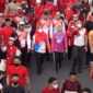Walikota Eva Dwiana bersama ribuan warga saat jalan sehat HUT ke-341 Kota Bandarlampung, Minggu (11/06/2023). (foto: ist)