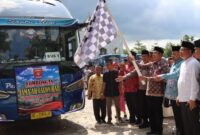 Pelaksana harian (Plh) Sekdakab Kabupaten Lampung Barat, Ismet Inoni melepas keberangkatan JCH di Islamic Center, Jumat (09/06/2023). (foto: ist)
