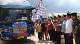 Pelaksana harian (Plh) Sekdakab Kabupaten Lampung Barat, Ismet Inoni melepas keberangkatan JCH di Islamic Center, Jumat (09/06/2023). (foto: ist)