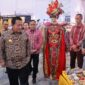 Gubernur Lampung, Arinal Djunaidi berkeliling ke sejumlah stand pameran 
Lampung Craft yang resmi ditutup, Sabtu (10/06/2023) malam. (foto: ist)