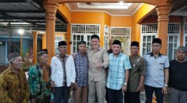 Pangeran Edward Syah Pernong foto bersama saat mengunjungi tokoh adat Perwatin di Kampung Buyut Ilir, Kecamatan Gunungsugih Kabupaten Lampung Tengah, Minggu (11/06/2023). (foto: ist)