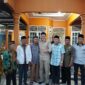 Pangeran Edward Syah Pernong foto bersama saat mengunjungi tokoh adat Perwatin di Kampung Buyut Ilir, Kecamatan Gunungsugih Kabupaten Lampung Tengah, Minggu (11/06/2023). (foto: ist)