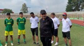 Ketua Harian KONI Lampung, Brigjen TNI (Purn) Amalsyah Tarmizi memberikan motivasi kepada Tim Sepakbola Pra-PON, di Stadion PKOR Way Halim Bandarlampung, Selasa (20/06/2023). (foto: ist)