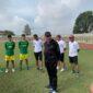Ketua Harian KONI Lampung, Brigjen TNI (Purn) Amalsyah Tarmizi memberikan motivasi kepada Tim Sepakbola Pra-PON, di Stadion PKOR Way Halim Bandarlampung, Selasa (20/06/2023). (foto: ist)