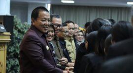 Gubernur Lampung, Arinal Djunaidi memberikan ucapan selamat kepada sejumlah pejabat fungsional yang baru dilantik, Selasa (20/06/2023). (foto: ist)