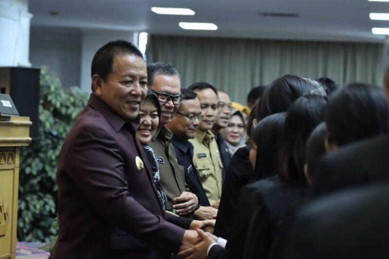 Gubernur Lampung, Arinal Djunaidi memberikan ucapan selamat kepada sejumlah pejabat fungsional yang baru dilantik, Selasa (20/06/2023). (foto: ist)