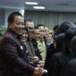 Gubernur Lampung, Arinal Djunaidi memberikan ucapan selamat kepada sejumlah pejabat fungsional yang baru dilantik, Selasa (20/06/2023). (foto: ist)