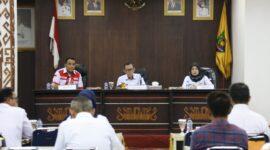 Sekdaprov Lampung, Fahrizal Darminto bersama Wakil Ketua PMI Rudy Syawal Sugiarto, saat rapat persiapan event Jumbara PMR X, Kamis (22/06/2023). (foto: ist)