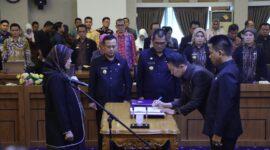 Kadispora Lampung, Descatama Paksi Moeda bersama empat pejabat Eselon II lainnya saat dilantik oleh Wakil Gubernur, Chusnunia, Jumat (23/06/2023). (foto: ist)