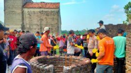 Petugas kepolisian bersama masyarakat saat mengevakuasi jasad pria yang ditemukan dalam sumur, Rabu (28/06/2023). (foto: ist)