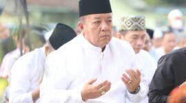 Gubernur Lampung, Arinal Djunaidi saat salat Hari Raya Idul Adha 1444 H, di Lapangan Saburai Enggal Bandarlampung, Kamis (29/06/2023). (foto: ist)