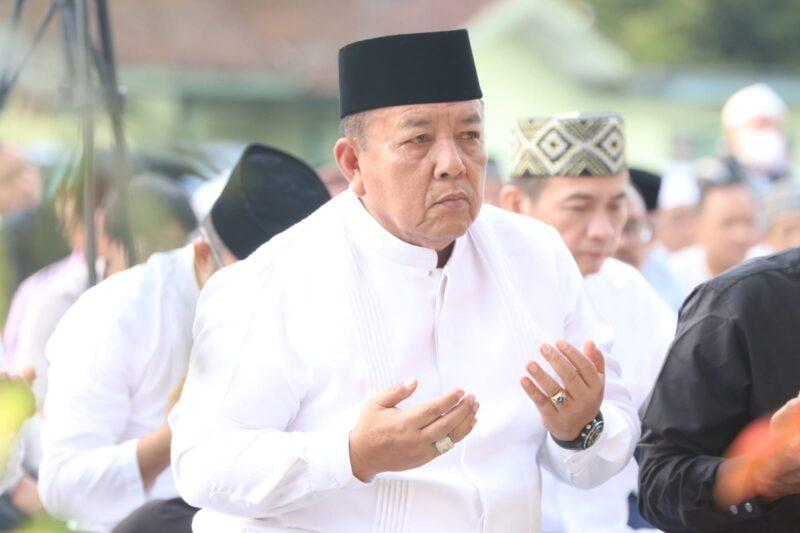 Gubernur Lampung, Arinal Djunaidi saat salat Hari Raya Idul Adha 1444 H, di Lapangan Saburai Enggal Bandarlampung, Kamis (29/06/2023). (foto: ist)