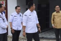 Ketua KPU Lampung, Erwan Bustami saat mengunjungi KPU Kabupaten Way Kanan. (foto: ist)