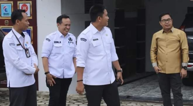 Ketua KPU Lampung, Erwan Bustami saat mengunjungi KPU Kabupaten Way Kanan. (foto: ist)