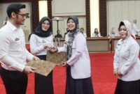 Wakil Gubernur Lampung, Chusnunia menyerahkan SK pengangkatan P3K bidang kesehatan. (foto: ist)
