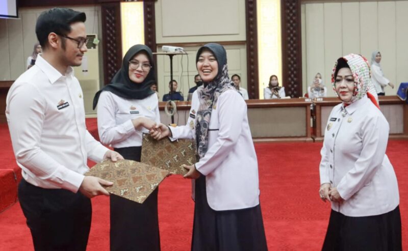 Wakil Gubernur Lampung, Chusnunia menyerahkan SK pengangkatan P3K bidang kesehatan. (foto: ist)