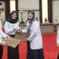 Wakil Gubernur Lampung, Chusnunia menyerahkan SK pengangkatan P3K bidang kesehatan. (foto: ist)