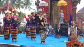 Pentas Kebudayaan di Pura Tirta Bhuana Pantai Melasti Pekon Marang, Kecamatan Pesisir Selatan Kabupaten Pesisir Barat. (foto: ist)