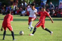 Salah satu pemain Red Brother FC dijaga ketat oleh dua pemain PGRI Candipuro FC, saat laga Friendly Match di Lapangan Desa Rawa Selapan, Kecamatan Candipuro Kabupaten Lampung Selatan, Jumat (09/06/2023). (foto: ist)
