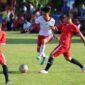 Salah satu pemain Red Brother FC dijaga ketat oleh dua pemain PGRI Candipuro FC, saat laga Friendly Match di Lapangan Desa Rawa Selapan, Kecamatan Candipuro Kabupaten Lampung Selatan, Jumat (09/06/2023). (foto: ist)