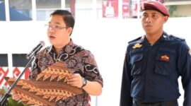 Ketua KPU Lampung, Erwan Bustami saat menjadi pembina apel mingguan di sekretariat KPU setempat, Senin (12/06/2023). (foto: ist)