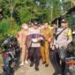 Petugas kepolisian saat mengevakuasi mayat bayi perempuan yang ditemukan 
earga Desa Siraman, Kecamatan Pekalongan, Kabupaten Lampung Timur, Senin (12/06/2023). (foto: ist)