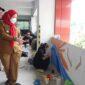 Walikota Eva Dwiana saat melihat langsung hiasan mural di tembok Gedung Parkir Pemkot Bandarlampung. (foto: ist)