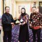 Ketua DPRD Lampung, Mingrum Gumay bersama manajemen PT Hutama Karya, Kamis (15/06/2023). (foto: ist)