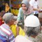 Istri Gubernur Lampung, Riana Sari Arinal saat menyerahkan Sembako kepada warga Lansia di Desa Jatimulyo, Kecamatan Jatiagung Kabupaten Lampung Selatan, Kamis (15/06/2023). (foto: ist)