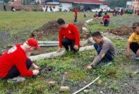 Sejumlah ASN, dan Tenaga Harian Lepas Sukarela (THLS) Kabupaten Lampung Selatan, bergotong royong membersihkan lokasi perkemahan Jumbara PMR ke-IX tahun 2023 tingkat nasional. (foto: ist)
