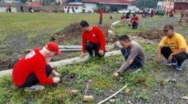 Sejumlah ASN, dan Tenaga Harian Lepas Sukarela (THLS) Kabupaten Lampung Selatan, bergotong royong membersihkan lokasi perkemahan Jumbara PMR ke-IX tahun 2023 tingkat nasional. (foto: ist)