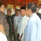 Gubernur Lampung, Arinal Djunaidi berbincang-bincang dengan sejumlah tokoh dan mantan pejabat, saat grand opening Lamban Sabah Resto milik politisi PDIP, Mukhlis Basri, Minggu (18/06/2023). (foto: ist)