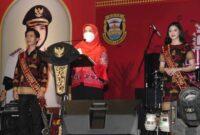 Walikota Eva Dwiana secara resmi menutup event Bandarlampung Expo 2023, di Lapangan Saburai Enggal, Minggu (18/06/2023) malam. (foto: ist)
