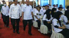 Sekdaprov Lampung, Fahrizal Darminto 
bersama Kadisnaker, Agus Nompitu
saat pembukaan program magang dalam negeri tahun 2023, Kamis (22/06/2023). (foto: ist)