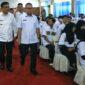 Sekdaprov Lampung, Fahrizal Darminto 
bersama Kadisnaker, Agus Nompitu
saat pembukaan program magang dalam negeri tahun 2023, Kamis (22/06/2023). (foto: ist)