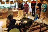 Ketua Dekranasda Lampung, Riana Sari Arinal saat melihat langsung pameran kerajinan Tapis di Provinsi Bali, Jumat (23/06/2023). (foto: ist)