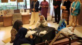 Ketua Dekranasda Lampung, Riana Sari Arinal saat melihat langsung pameran kerajinan Tapis di Provinsi Bali, Jumat (23/06/2023). (foto: ist)