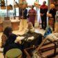 Ketua Dekranasda Lampung, Riana Sari Arinal saat melihat langsung pameran kerajinan Tapis di Provinsi Bali, Jumat (23/06/2023). (foto: ist)