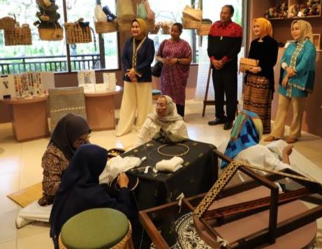 Ketua Dekranasda Lampung, Riana Sari Arinal saat melihat langsung pameran kerajinan Tapis di Provinsi Bali, Jumat (23/06/2023). (foto: ist)