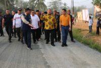 Gubernur Lampung, Arinal Djunaidi saat meninjau perbaikan jalan provinsi di Kabupaten Tulangbawang Barat, Sabtu (24/06/2023). (foto: ist)