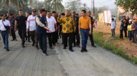Gubernur Lampung, Arinal Djunaidi saat meninjau perbaikan jalan provinsi di Kabupaten Tulangbawang Barat, Sabtu (24/06/2023). (foto: ist)