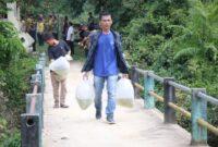 Sejumlah masyarakat saat menebar ribuan benih ikan di sungai Kabupaten Way Kanan, Sabtu (24/06/2023). (foto: ist)