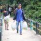 Sejumlah masyarakat saat menebar ribuan benih ikan di sungai Kabupaten Way Kanan, Sabtu (24/06/2023). (foto: ist)