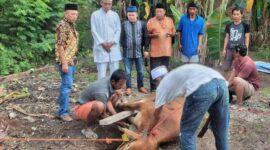 Ketua PWI Lampung, Wirahadikusumah bersama Sekretaris PWI, Andi S Panjaitan saat menyaksikan pemotongan hewan kurban, Kamis (29/06/2023). (foto: ist)