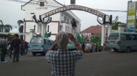 Dewan Pimpinan Pusat Pergerakan Masyarakat Analisis Kebijakan (DPP) Pematank saat melakukan aksi di Kejati Lampung (foto: Ist)