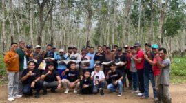 Forum Komunikasi Putera Puteri Indonesia Bersatu, membagikan paket Sembako di PTPN 7 Unit Way Berulu, Kecamatan Gedong Tataan Kabupaten Pesawaran. (foto: ist)