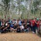 Forum Komunikasi Putera Puteri Indonesia Bersatu, membagikan paket Sembako di PTPN 7 Unit Way Berulu, Kecamatan Gedong Tataan Kabupaten Pesawaran. (foto: ist)