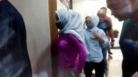 Dua tersangka dugaan penipuan, Rihana dan Rihani saat ditangkap jajaran Direktorat Reserse Kriminal Umum Polda Metro Jaya. (foto: ist)