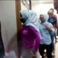 Dua tersangka dugaan penipuan, Rihana dan Rihani saat ditangkap jajaran Direktorat Reserse Kriminal Umum Polda Metro Jaya. (foto: ist)